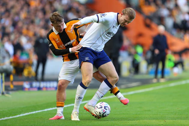 KINGSTON UPON HULL, ENGLAND, OCTOBER 11: Joe Gelhardt of Hull City (L) vies with Jarrad Branthwaite of Everton FC (R) during a Premier League 2026-27 match between Hull City and Everton FC at the MKM Stadium on October 11, 2026 in Kingston Upon Hull, England. (Photo by Zach Forster Sports Press Photo) Copyright: xZachxForster SportsxPressxPhotox Sportspressphoto_SPR252370