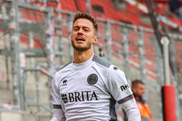Robin Kalem (SV Wehen Wiesbaden, Nr.10) jubelt nach seinem Treffer zum 2:4 - Wiesbaden gewinnt das Spiel schlussendlich recht klar beim Spiel FC Ingolstadt 04 gegen SV Wehen Wiesbaden am 11.10.2026, DFB regulations prohibit any use of photographs as image sequences and or quasi-video. GER, Fussball, 3. Liga, Spieltag 8, FC Ingolstadt 04 gegen SV Wehen Wiesbaden, 11.10.2026, Audi Sportpark Ingolstadt Copyright: xEibner-Pressefoto OliverxSTRISCHx EP-OSH