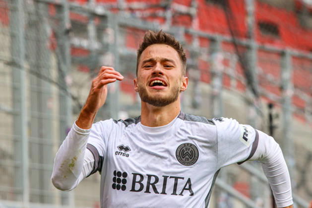 Robin Kalem (SV Wehen Wiesbaden, Nr.10) jubelt nach seinem Treffer zum 2:4 - Wiesbaden gewinnt das Spiel schlussendlich recht klar beim Spiel FC Ingolstadt 04 gegen SV Wehen Wiesbaden am 11.10.2026, DFB regulations prohibit any use of photographs as image sequences and or quasi-video. GER, Fussball, 3. Liga, Spieltag 8, FC Ingolstadt 04 gegen SV Wehen Wiesbaden, 11.10.2026, Audi Sportpark Ingolstadt Copyright: xEibner-Pressefoto OliverxSTRISCHx EP-OSH