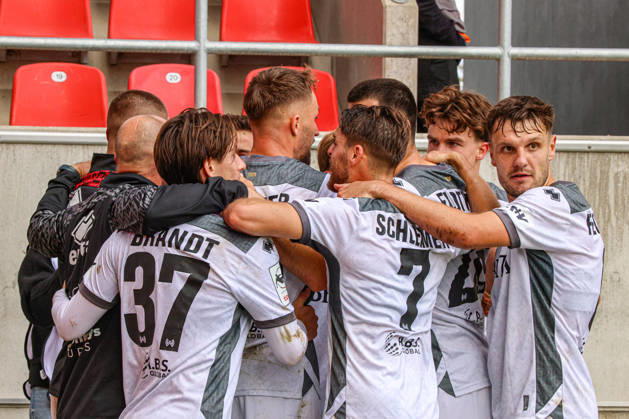 Robin Kalem (SV Wehen Wiesbaden, Nr.10) jubelt nach seinem Treffer zum 2:4 - Wiesbaden gewinnt das Spiel schlussendlich recht klar beim Spiel FC Ingolstadt 04 gegen SV Wehen Wiesbaden am 11.10.2026, DFB regulations prohibit any use of photographs as image sequences and or quasi-video. GER, Fussball, 3. Liga, Spieltag 8, FC Ingolstadt 04 gegen SV Wehen Wiesbaden, 11.10.2026, Audi Sportpark Ingolstadt Copyright: xEibner-Pressefoto OliverxSTRISCHx EP-OSH