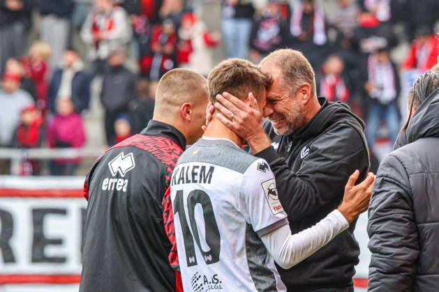 Robin Kalem (SV Wehen Wiesbaden, Nr.10) jubelt nach seinem Treffer zum 2:4 zusammen mit Trainer Jochen Seitz (Cheftrainer SV Wehen Wiesbaden)- Wiesbaden gewinnt das Spiel schlussendlich recht klar beim Spiel FC Ingolstadt 04 gegen SV Wehen Wiesbaden am 11.10.2026, DFB regulations prohibit any use of photographs as image sequences and or quasi-video. GER, Fussball, 3. Liga, Spieltag 8, FC Ingolstadt 04 gegen SV Wehen Wiesbaden, 11.10.2026, Audi Sportpark Ingolstadt Copyright: xEibner-Pressefoto OliverxSTRISCHx EP-OSH