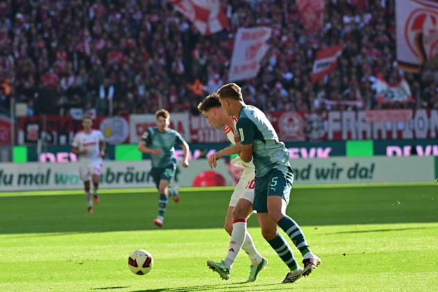 11.10.2026; Koeln; Fussball, Herren, Saison 2026 2027, 1. FC Koeln vs. Borussia Moenchengladbach Zweikampf zwischen Marias Buelter (Koeln), Jan Leszczynski (Gladbach) DFL regulations prohibit any use of photographs as image sequences and or quasi-video. Rhein-Energie-Stadion Nordrhein-Westfalen Deutschland