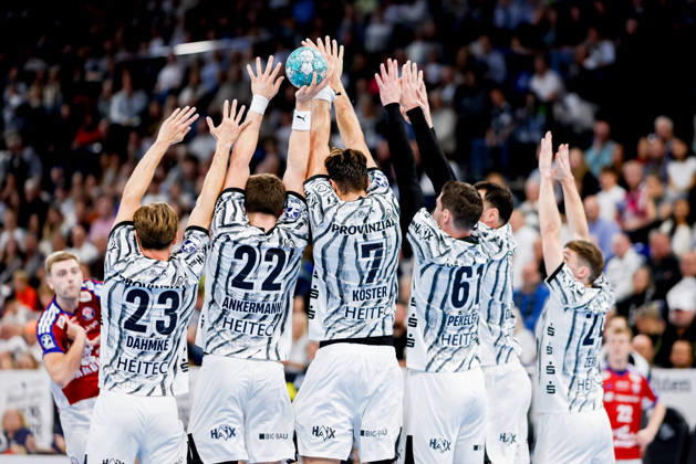 Kiel, 11. Oktober 2026 - Handball, 1. Bundesliga 2026 27, THW Kiel - Handball Club Hamburg: Spieler des THW Kiel bilden Mauer und halten Freiwurf