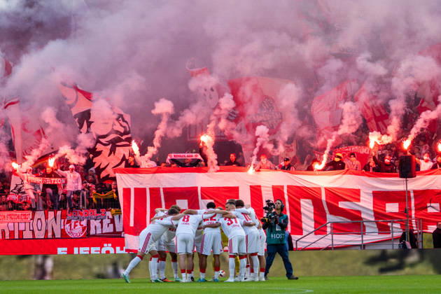 Deutschland: 1.Bundesliga 2026 2027, 5. Spieltag, 1.FC Köln vs Borussia Mönchengladbach, Sonntag, 11.10.2026 RheinEnergie-Stadion (Köln-Nordrhein-Westfalen): Die Spieler von FC. Köln bilden einen Mannschaftskreis zum Schulterschluss, Fankurve, Pyrotechnik, Pyro, Bengalos, Rauch, Nebel, rote Leuchtfackeln, Fahnen, Ultras, Support, Spielunterbrechung, Sicherheit Köln RheinEnergier-Stadion, Köln Deutschland Copyright: xOrhanxHabashx