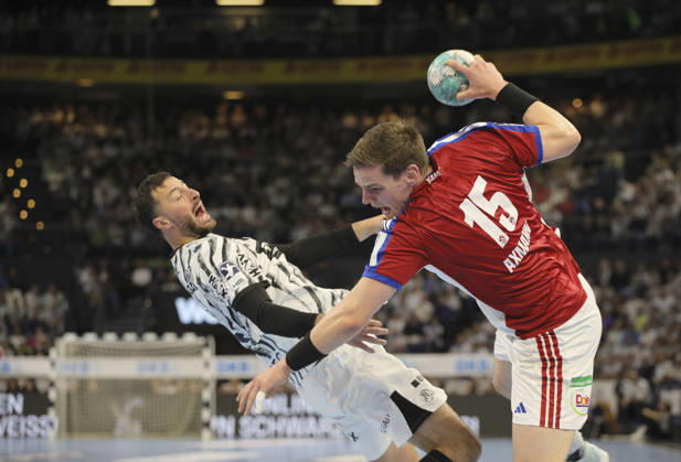 Foto : Torwurf von .... Dominik Axmann ( Hamburg ) gegen Domagoj Duvnjak (Kiel , links) Handball Herren 1. Bundesliga 8. Spieltag am So. 11.10.2026 THW Kiel - HCH Hamburg