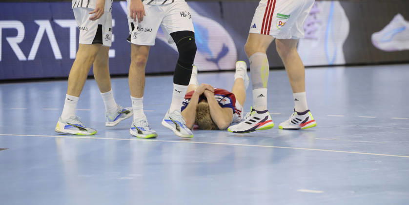 Foto : nach Foulspiel am Boden liegt Fredrik Bo ANDERSEN ( Hamburg ) Handball Herren 1. Bundesliga 8. Spieltag am So. 11.10.2026 THW Kiel - HCH Hamburg