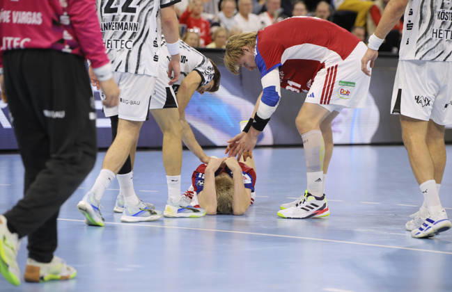 Foto : nach Foulspiel am Boden liegt Fredrik Bo ANDERSEN ( Hamburg ) Handball Herren 1. Bundesliga 8. Spieltag am So. 11.10.2026 THW Kiel - HCH Hamburg