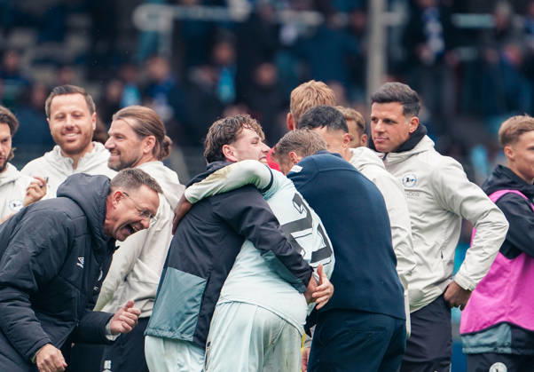 Deutschland: Fussball 2.Bundesliga 2026 2027, 7. Spieltag - VfL Bochum vs Arminia Bielefeld - Vonovia Ruhrstadion (Bochum): Siegesjubel Oliver Kirch (Trainer Arminia Bielefeld) Benjamin Boakye (Arminia Bielefeld, 27) Bochum Vonovia Ruhrstadion Deutschland Copyright: xAymanxAlahmedx