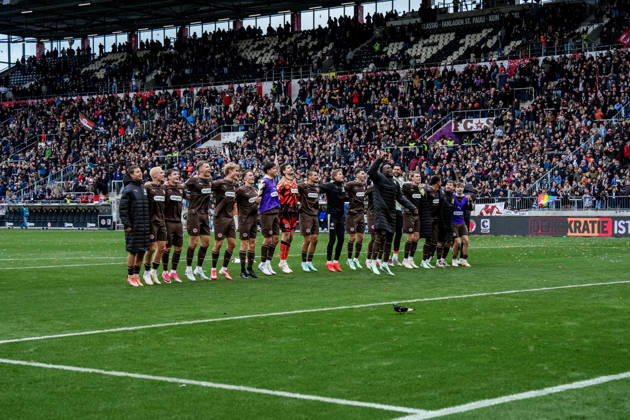 Deutschland: Fußball 2. Bundesliga 2026 27, 7. Spieltag FC St. Pauli vs Karlsruher SC Millerntor-Stadion (Hamburg St. Pauli): Mannschaft FC St. Pauli feiert Sieg vor Fans Copyright: xStefanxTrochax