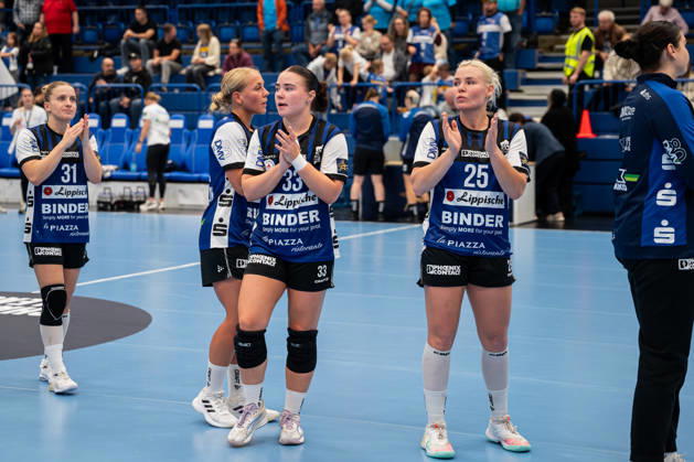 HSG Blomberg-Lippe (GER) vs. Odense Handbold (DEN), Handball, EHF Champions League Women, Gruppenphase, 11.10.2026, Saision 2026 2027, Lemgo Elin Magnusdottir (HSG Blomberg-Lippe, 33) und Lilli Roepcke (HSG Blomberg-Lippe, 25) bedanken sich bei den Zuschauern Lemgo Phoenix Contact Arena Deutschland