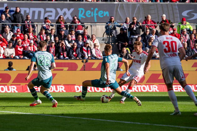 Deutschland: 1.Bundesliga 2026 2027, 5. Spieltag, 1.FC Köln vs Borussia Mönchengladbach, Sonntag, 11.10.2026 RheinEnergie-Stadion (Köln-Nordrhein-Westfalen): Sebastian Sebulonsen (1.FC Köln, 28) Schießt aufs Tor gegen Jan Leszczynski (Borussia Mönchengladbach, 5) und Lukas Ullrich (Borussia M?nchengladbach, 26) Köln RheinEnergier-Stadion, Köln Deutschland Copyright: xOrhanxHabashx