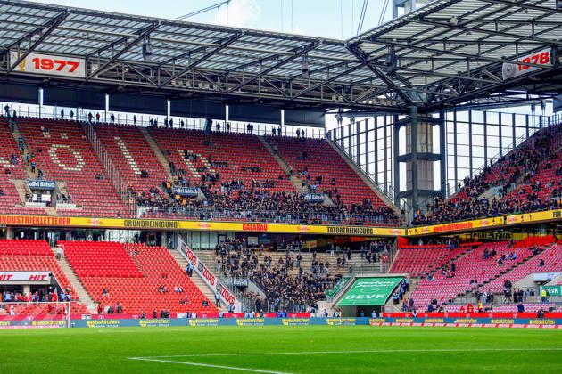 2026.10.11, xkwix, Fußball, Bundesliga, 1. FC Köln - Borussia Mönchengladbach, RheinEnergieSTADION, 5.Spieltag, Saison 2026 2027: In Schwarz gekleidete Gladbach Fans im Gaesteblock vor dem Spiel DFB regulations prohibit any use of photographs as image sequences and or quasi-video. Photo: xKamilxWilkowskixPressefotoKochx Nordrhein-Westfalen Deutschland