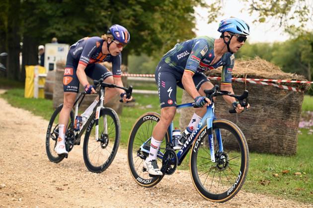 Paris Tours 2026 Cycling Race TOURS, FRANCE - OCTOBER 11 : Lampaert Yves (BEL) of Soudal Quick-Step, Van Den Berg Julius (NED) of Team Picnic PostNL during the 120th edition of Paris Tours an UCI ProSeries 1.Pro one day cycling road race for Men Elite of 216.2 km with start in Chartres and finish in Tours on October 11, 2026 in Tours, France, 11 10 2026 ( Motordriver Guy De Vuyst - Tours France  Copyright: xNicoxVereeckenx