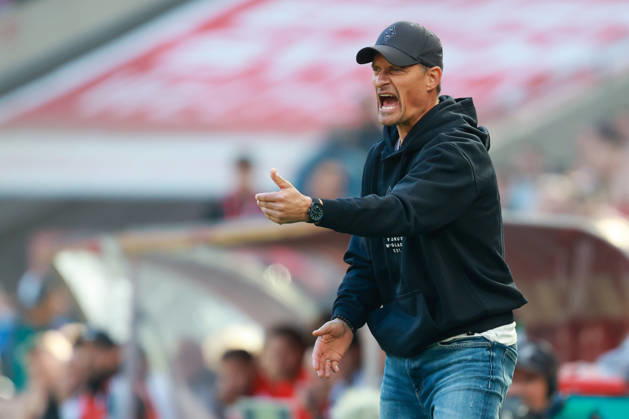 1. Bundesliga - 26 27 - 1. FC Köln - Borussia Mönchengladbach am 11.10.2026 im RheinEnergieSTADION in Köln Trainer Alexander Blessin (Moenchengladbach) gestikuliert