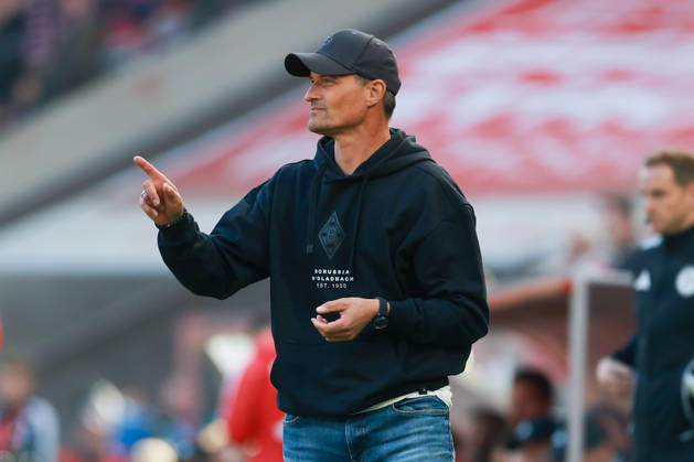 1. Bundesliga - 26 27 - 1. FC Köln - Borussia Mönchengladbach am 11.10.2026 im RheinEnergieSTADION in Köln Trainer Alexander Blessin (Moenchengladbach) gestikuliert
