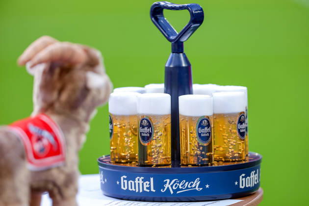 2026.10.11, xkwix, Fußball, Bundesliga, 1. FC Köln - Borussia Mönchengladbach, RheinEnergieSTADION, 5.Spieltag, Saison 2026 2027: Ein Traeger mit Gaffel Koelsch mit Geißbock Hennes Maskottchen im Vordergrund DFB regulations prohibit any use of photographs as image sequences and or quasi-video. Photo: xKamilxWilkowskixPressefotoKochx Nordrhein-Westfalen Deutschland