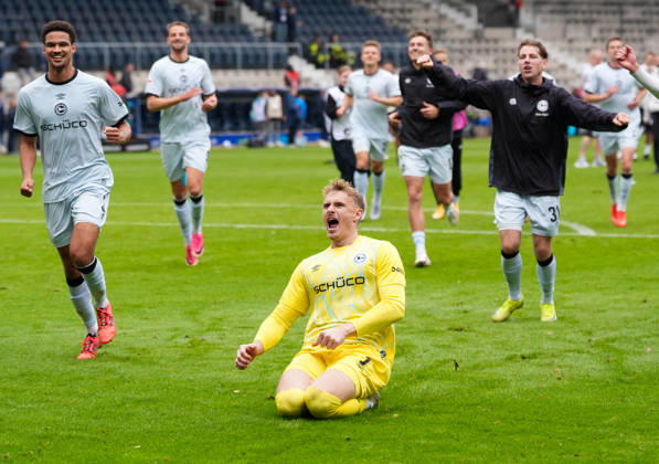 Jonas Thomas Kersken (DSC Arminia Bielefeld, 1) jubelt nach dem Spiel. GER, VfL Bochum 1848 vs DSC Arminia Bielefeld, 2. Bundesliga, 7. Spieltag, Saison 2026-27, Vonovia Ruhrstadion, Bochum, 11.10.2026 DFL REGULATIONS PROHIBIT ANY USE OF PHOTOGRAPHS AS IMAGE SEQUENCES AND OR QUASI-VIDEO VfL Bochum 1848 vs DSC Arminia Bielefeld, 2. Bundesliga, 7. Spieltag, Saison 2026-27, 11.10.2026 Bochum Copyright: xEibner-Pressefoto ScottxColemanx EP_SCN