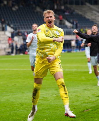 Jonas Thomas Kersken (DSC Arminia Bielefeld, 1) jubelt nach dem Spiel. GER, VfL Bochum 1848 vs DSC Arminia Bielefeld, 2. Bundesliga, 7. Spieltag, Saison 2026-27, Vonovia Ruhrstadion, Bochum, 11.10.2026 DFL REGULATIONS PROHIBIT ANY USE OF PHOTOGRAPHS AS IMAGE SEQUENCES AND OR QUASI-VIDEO VfL Bochum 1848 vs DSC Arminia Bielefeld, 2. Bundesliga, 7. Spieltag, Saison 2026-27, 11.10.2026 Bochum Copyright: xEibner-Pressefoto ScottxColemanx EP_SCN