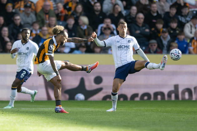 Hull City v Everton Premier League Sorba Thomas of Hull City with a cross ahead of Brennan Johnson of Everton during the Premier League match between Hull City and Everton at the MKM Stadium, Hull. 11 10 2026 UK Newspapers OUT Copyright: xMattxWilkinsonx FIL-24041-0106