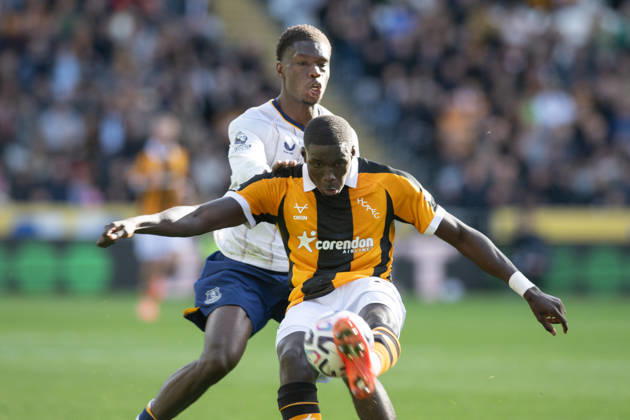 Hull City v Everton Premier League Nobel Mendy of Hull City clears the ball ahead of Thierno Barry of Everton during the Premier League match between Hull City and Everton at the MKM Stadium, Hull. 11 10 2026 UK Newspapers OUT Copyright: xMattxWilkinsonx FIL-24041-0107