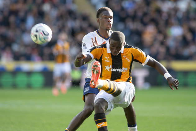 Hull City v Everton Premier League Nobel Mendy of Hull City clears the ball ahead of Thierno Barry of Everton during the Premier League match between Hull City and Everton at the MKM Stadium, Hull. 11 10 2026 UK Newspapers OUT Copyright: xMattxWilkinsonx FIL-24041-0108
