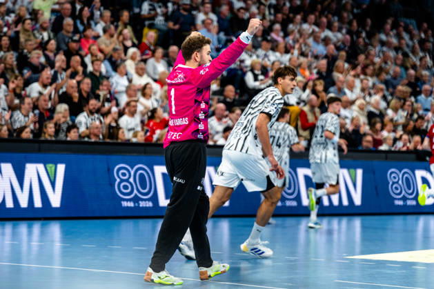 11.10.2026, xdobgx, Handball Opel HBL, THW Kiel - Handball Club Hamburg v.l. Gonzalo PÃ rez de Vargas (Kiel, 1) Jubelt ueber gehaltenen Ball, abgewehrt, gehalten, Torhueter Kiel