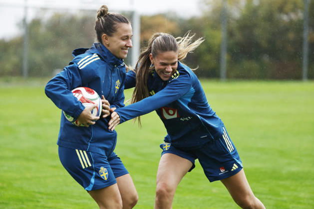 STOCKHOLM, SVERIGE 20261011 Julia Zigiotti Olme och Bella Andersson när damlandslaget tränar pa Bosön inför kommande VM-playoff mot Litauen. STOCKHOLM SVERIGE x60160x