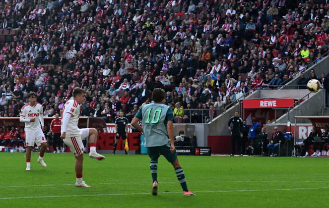 11.10.2026; Koeln; Fussball, Herren, Saison 2026 2027, 1. FC Koeln vs. Borussia Moenchengladbach Tor zum 1-0; Isak Johannesson (Koeln, li.) zieht ab und trifft zum 1-0; Florian Neuhaus (Gladbach, 10) kann nur zusehen DFL regulations prohibit any use of photographs as image sequences and or quasi-video. Rhein-Energie-Stadion Nordrhein-Westfalen Deutschland