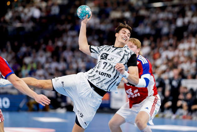 Kiel, 11. Oktober 2026 - Handball, 1. Bundesliga 2026 27, THW Kiel - Handball Club Hamburg: Julian Köster (THW Kiel, 7), Martin Hovde (HC Hamburg, 81)