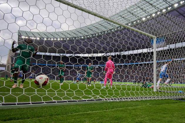Torschuss zum 1:0, Mads Pedersen (Hertha BSC, 22), Hintertotkamera, Florian Hellstern (Greuther Fuerth, 01), GER, Hertha BSC vs. SPVGG Greuther Fuerth, 2. Bundesliga, Saison 2026 27, 07. Spieltag, 11.10.2026 (DFL REGULATIONS PROHIBIT ANY USE OF PHOTOGRAPHS AS IMAGE SEQUENCES AND OR QUASI - VIDEO). GER, Hertha BSC vs. SPVGG Greuther Fuerth, 2. Bundesliga, Saison 2026 27, 07. Spieltag, 11.10.2026 Berlin Copyright: xEibner-Pressefotox xClaudiusxRauchx EP_CRH