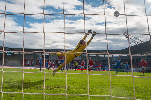 Torwart Linus Löffler (RSV, 1) hechtet zum Ball, Hallescher FC vs. RSV Eintracht 1949, Fussball, Regionalliga Nordost, 12. Spieltag, Saison 2026 27, 11.10.2026 Halle Leuna Chemie Stadion ST Deutschland