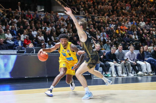 11.10.2026, xgox, Basketball - easyCredit BBL, Basketball Loewen Braunschweig - MHP RIESEN Ludwigsburg emspor, v.l. Elijah Hughes (Ludwigsburg, 7), Benjamin Schröder (Braunschweig, 2) Zweikampf, Duell, Kampf, tackle Braunschweig