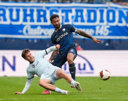 Joel Grodowski (DSC Arminia Bielefeld, 11) im Zweikampf mit Sean Klaiber (VfL Bochum 1848, 2) GER, VfL Bochum 1848 vs DSC Arminia Bielefeld, 2. Bundesliga, 7. Spieltag, Saison 2026-27, Vonovia Ruhrstadion, Bochum, 11.10.2026 DFL REGULATIONS PROHIBIT ANY USE OF PHOTOGRAPHS AS IMAGE SEQUENCES AND OR QUASI-VIDEO VfL Bochum 1848 vs DSC Arminia Bielefeld, 2. Bundesliga, 7. Spieltag, Saison 2026-27, 11.10.2026 Bochum Copyright: xEibner-Pressefoto ScottxColemanx EP_SCN