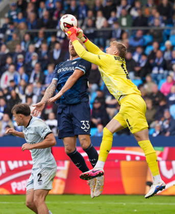 Jonas Thomas Kersken (DSC Arminia Bielefeld, 1) jubelt nach dem Spiel. GER, VfL Bochum 1848 vs DSC Arminia Bielefeld, 2. Bundesliga, 7. Spieltag, Saison 2026-27, Vonovia Ruhrstadion, Bochum, 11.10.2026 DFL REGULATIONS PROHIBIT ANY USE OF PHOTOGRAPHS AS IMAGE SEQUENCES AND OR QUASI-VIDEO VfL Bochum 1848 vs DSC Arminia Bielefeld, 2. Bundesliga, 7. Spieltag, Saison 2026-27, 11.10.2026 Bochum Copyright: xEibner-Pressefoto ScottxColemanx EP_SCN