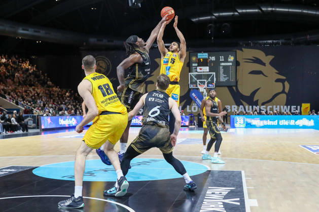 11.10.2026, xgox, Basketball - easyCredit BBL, Basketball Loewen Braunschweig - MHP RIESEN Ludwigsburg emspor, v.l. Zaba Bangala (Braunschweig, 0), Ishmael Leggett (Ludwigsburg, 5) Zweikampf, Duell, Kampf, tackle Braunschweig