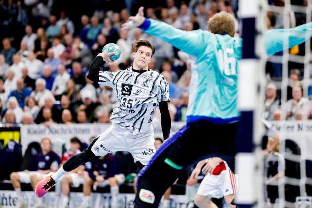 Kiel, 11. Oktober 2026 - Handball, 1. Bundesliga 2026 27, THW Kiel - Handball Club Hamburg: Domen Makuc (THW Kiel, 35), Robin Paulsen Haug (HC Hamburg, 16)