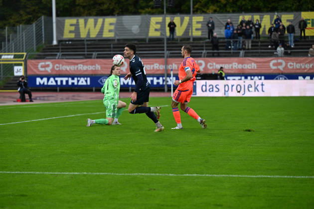 11.10.2026, GER, Fussball, Regionalliga Nord, 13.Spieltag, Saison 2026 2027, Oldenburg, Marschwegstadion, VfB Oldenburg vs BSV Kickers Emden Mats FACKLAM( VfB Oldenburg 29 ) Luca PETZOLD ( BSV Kickers Emden 1 ) Fabian HERBST ( BSV Kickers Emden 4 ) Oldenburg Marschwegstadion Niedersachsen Deutschland Copyright: xnordphotoxGmbHx xRojahnx
