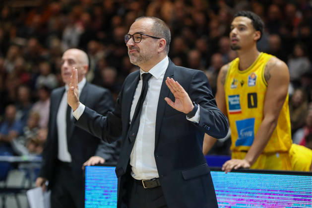 11.10.2026, xgox, Basketball - easyCredit BBL, Basketball Loewen Braunschweig - MHP RIESEN Ludwigsburg emspor, v.l. Carles Duran Ortega (Ludwigsburg, Trainer) gibt Anweisungen, gestikuliert mit den Armen, gesticulate, gives instructions Braunschweig