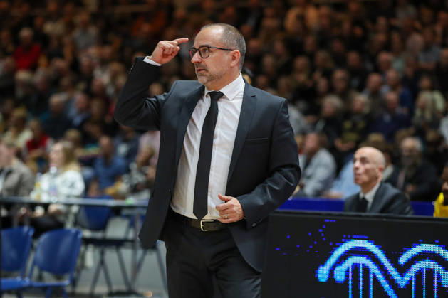 11.10.2026, xgox, Basketball - easyCredit BBL, Basketball Loewen Braunschweig - MHP RIESEN Ludwigsburg emspor, v.l. Carles Duran Ortega (Ludwigsburg, Trainer) gibt Anweisungen, gestikuliert mit den Armen, gesticulate, gives instructions Braunschweig