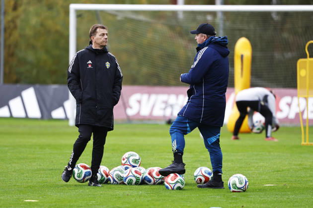 STOCKHOLM, SWEDEN 20261011 Swedish national team, Nationalteam captain Tony Gustavsson and national team manager Kim Källström as the women s national team trains on Bosön ahead of the upcoming World Cup playoff against Lithuania. STOCKHOLM SWEDEN x60160x