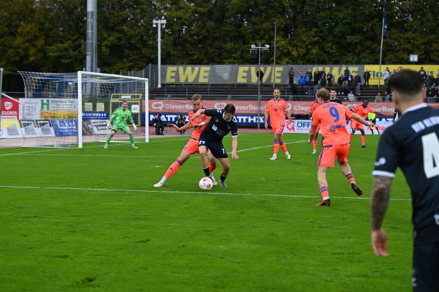 11.10.2026, GER, Fussball, Regionalliga Nord, 13.Spieltag, Saison 2026 2027, Oldenburg, Marschwegstadion, VfB Oldenburg vs BSV Kickers Emden Vjekoslav TARITAS ( VfB Oldenburg 7 ) Peer MAHNCKE ( BSV Kickers Emden 5 ) Oldenburg Marschwegstadion Niedersachsen Deutschland Copyright: xnordphotoxGmbHx xRojahnx