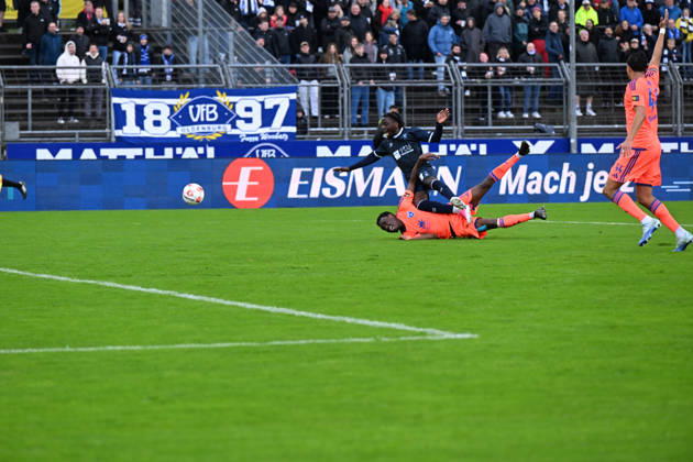 11.10.2026, GER, Fussball, Regionalliga Nord, 13.Spieltag, Saison 2026 2027, Oldenburg, Marschwegstadion, VfB Oldenburg vs BSV Kickers Emden Glory KIVETA-NDONGALASIYA( VfB Oldenburg 18 ) Ayukayoh MENGOT ( BSV Kickers EMDEN 7 ) Oldenburg Marschwegstadion Niedersachsen Deutschland Copyright: xnordphotoxGmbHx xRojahnx