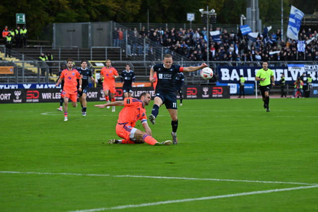 11.10.2026, GER, Fussball, Regionalliga Nord, 13.Spieltag, Saison 2026 2027, Oldenburg, Marschwegstadion, VfB Oldenburg vs BSV Kickers Emden Fabian HERBST ( BSV Kickers Emden 4 ) Kai PRÖGER PROEGER ( VfB Oldenburg 11 ) Oldenburg Marschwegstadion Niedersachsen Deutschland Copyright: xnordphotoxGmbHx xRojahnx