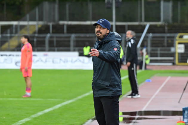 11.10.2026, GER, Fussball, Regionalliga Nord, 13.Spieltag, Saison 2026 2027, Oldenburg, Marschwegstadion, VfB Oldenburg vs BSV Kickers Emden Björn LINDEMANN ( BSV Kickers Emden Trainer ) Oldenburg Marschwegstadion Niedersachsen Deutschland Copyright: xnordphotoxGmbHx xRojahnx