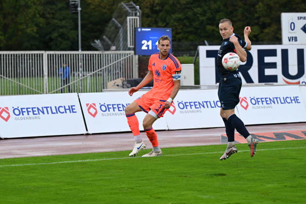 11.10.2026, GER, Fussball, Regionalliga Nord, 13.Spieltag, Saison 2026 2027, Oldenburg, Marschwegstadion, VfB Oldenburg vs BSV Kickers Emden Peer MAHNCKE ( BSV Kickers Emden 5 ) Kai PRÖGER PROEGER ( VfB Oldenburg 11 ) Oldenburg Marschwegstadion Niedersachsen Deutschland Copyright: xnordphotoxGmbHx xRojahnx