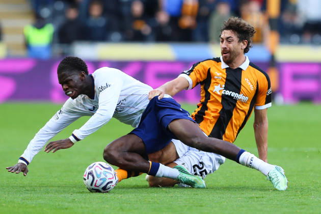 KINGSTON UPON HULL, ENGLAND, OCTOBER 11: Thierno Barry of Everton FC (L) is tackled by Matt Crooks of Hull City (R) during a Premier League 2026-27 match between Hull City and Everton FC at the MKM Stadium on October 11, 2026 in Kingston Upon Hull, England. (Photo by Zach Forster Sports Press Photo) Copyright: xZachxForster SportsxPressxPhotox Sportspressphoto_SPR252391