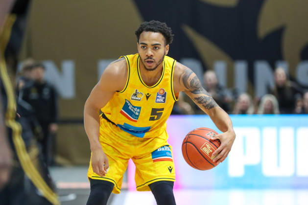 11.10.2026, xgox, Basketball - easyCredit BBL, Basketball Loewen Braunschweig - MHP RIESEN Ludwigsburg emspor, v.l. Ishmael Leggett (Ludwigsburg, 5) am Ball, plays the ball Braunschweig