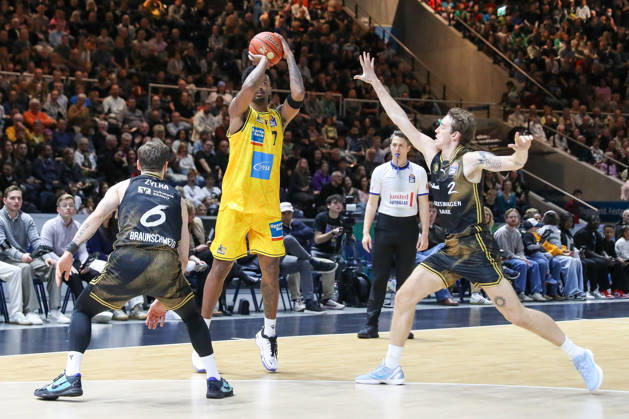 11.10.2026, xgox, Basketball - easyCredit BBL, Basketball Loewen Braunschweig - MHP RIESEN Ludwigsburg emspor, v.l. Ferdinand Zylka (Braunschweig, 6), Elijah Hughes (Ludwigsburg, 7), Benjamin Schröder (Braunschweig, 2) Zweikampf, Duell, Kampf, tackle Braunschweig