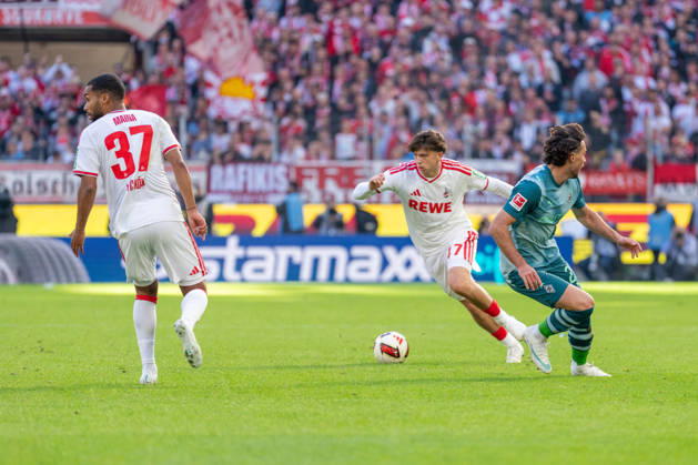 Linton Maina (1.FC Koeln, 37), Mikey Moore (1.FC Koeln, 47) im dribbling gegen Joe Scully (Borussia Moenchengladbach, 29) 1.FC Köln vs. Borussia Moenchengladbach, Fussball, Bundesliga, 5.Spieltag, Saison 2026 27, 12.10.2026, DFL REGULATIONS PROHIBIT ANY USE OF PHOTOGRAPHS AS IMAGE SEQUENCES AND OR QUASI-VIDEO, 1.FC Köln vs. Borussia Moenchengladbach, Fussball, Bundesliga, 5.Spieltag, Saison 2026 27, 12.10.2026 Köln Copyright: xEibner-Pressefoto LukasxBaldygax EP_LBA