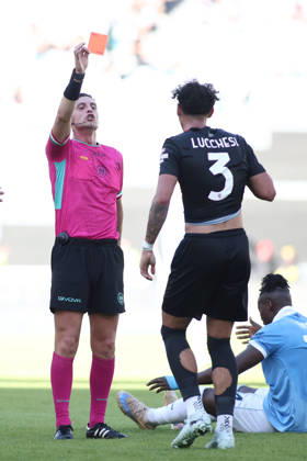 IPA89550954 - Lorenzo Lucchesi of Associazione Calcio Monza receives a red card during the 2026–2027 Serie A match between S.S. Lazio and A.C. Monza at the Stadio Olimpico in Rome, Italy.  Copyright: xMatteoxCassoni IPAxSportx xx IPA89550954